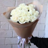 Букет из 15  белых роз Эквадор в оформлении