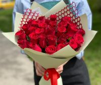 29 красных кенийских роз в красивой упаковке