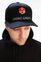 Кепка с широким козырьком для FPV пилота от топовой международной команды Drone Sports Global купить в магазине DSG маркетплейс от QUADRO.TEAM с доставкой по всей Росcии.