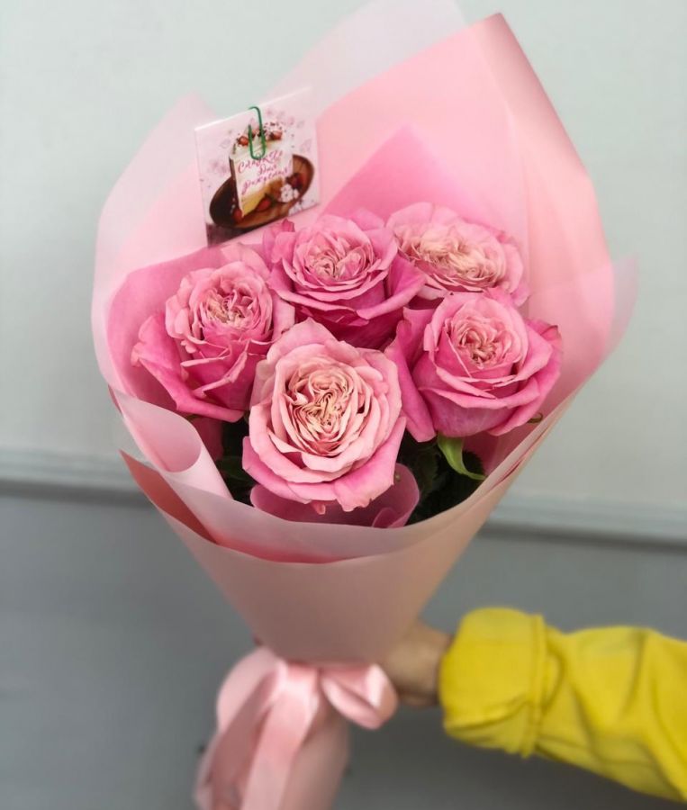 5 пионовидных роз в красивой упаковке