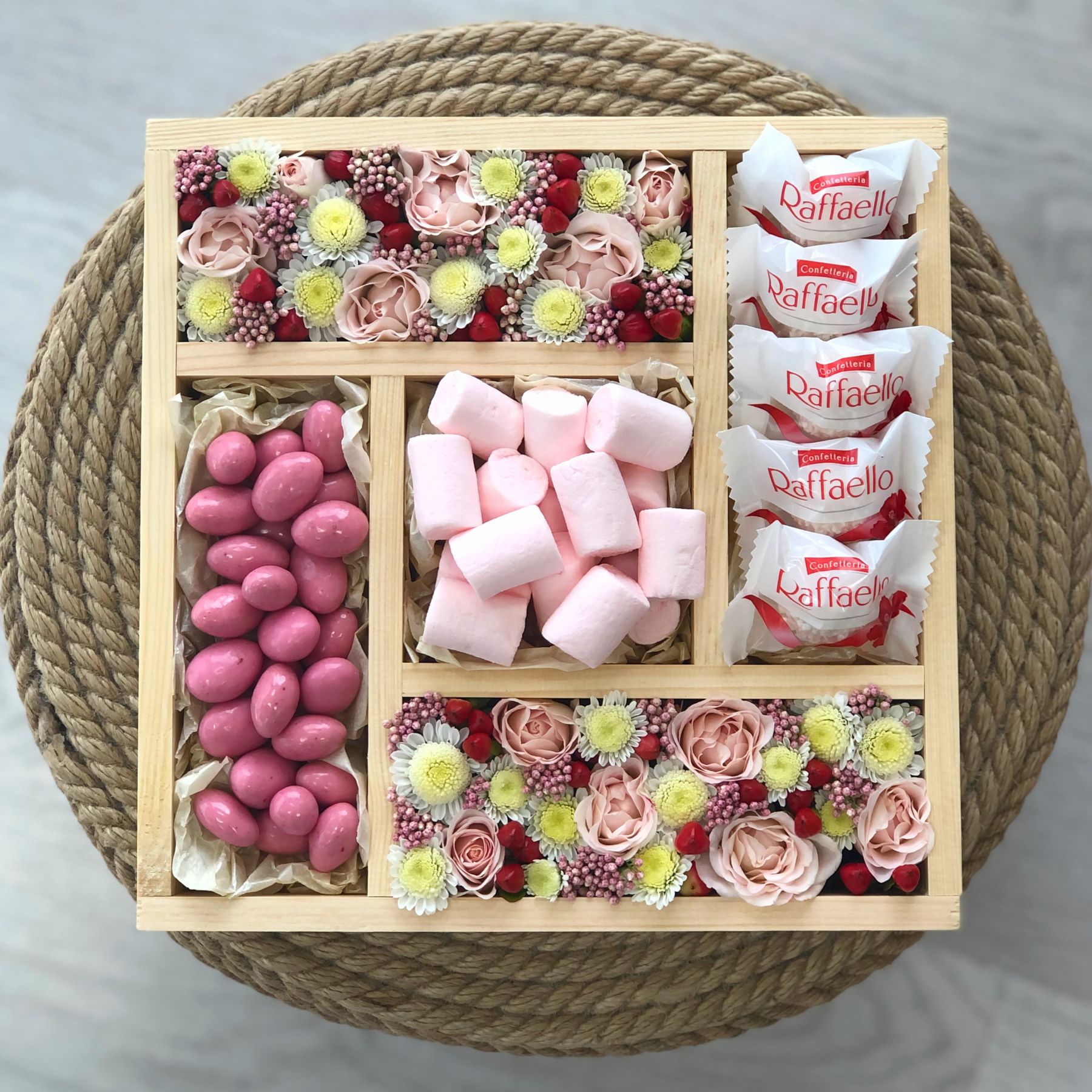 Коробка с цветами и сладостями - купить с бесплатной доставкой 24/7 по Москве