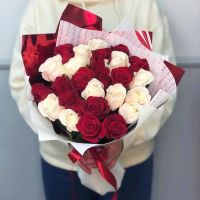 25 красно-белых роз в оформлении