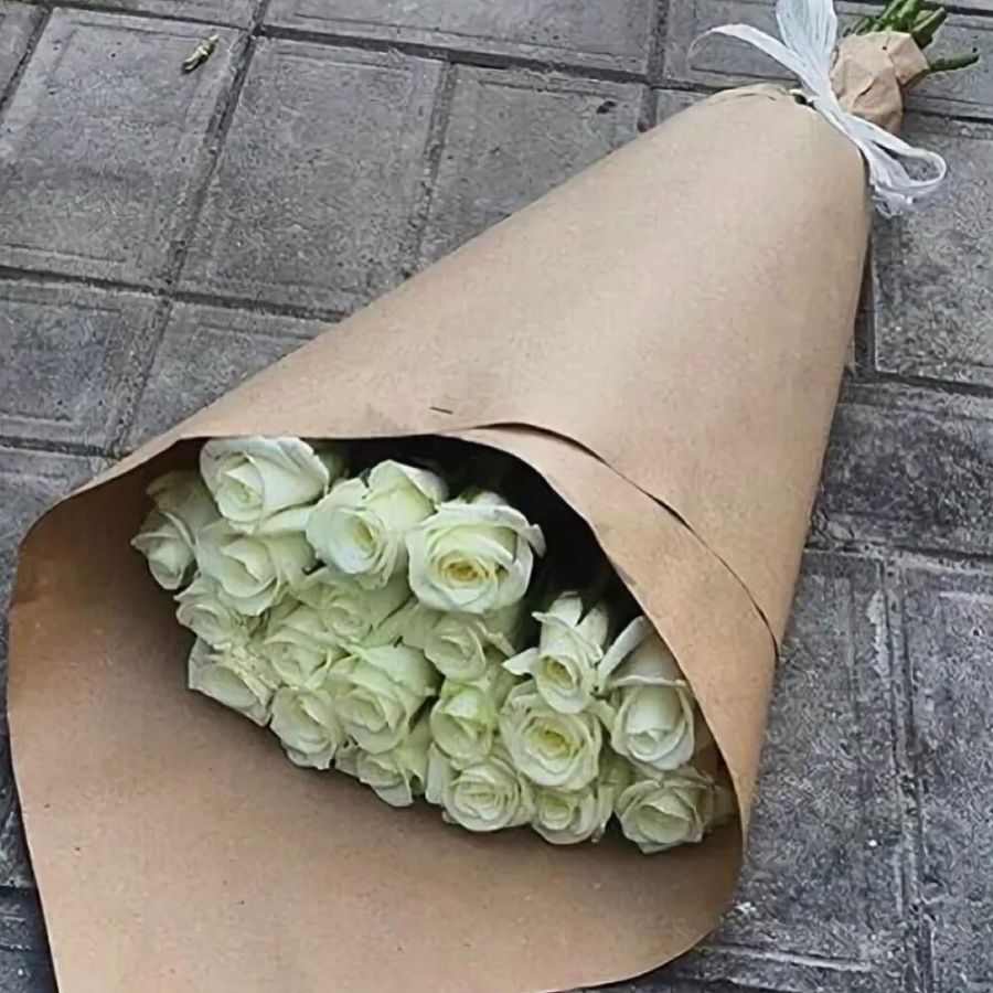 17 белых роз в упаковке крафт