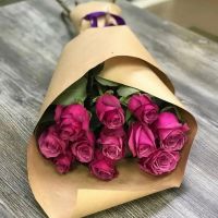 11 малиновых роз в упаковке крафт