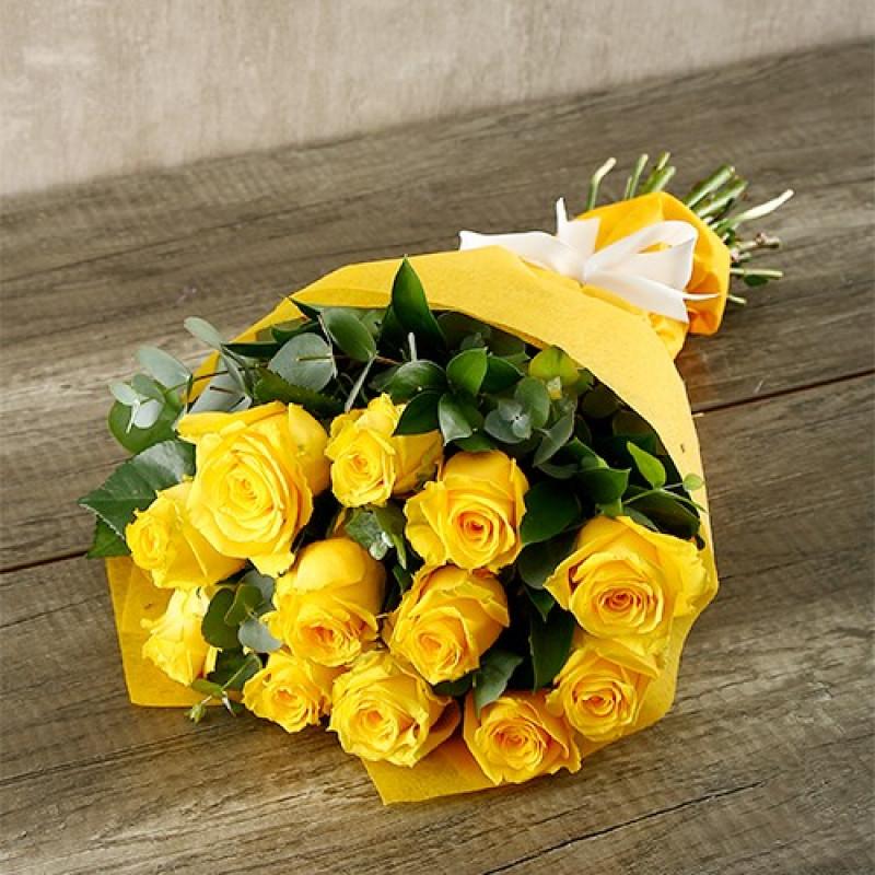 13 желтых роз в упаковке