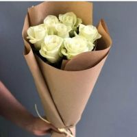 7 белых роз в упаковке крафт
