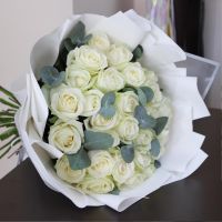 25 белых роз 50 см в красивой упаковке