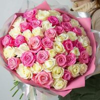 101 бело-розовая роза в красивой упаковке