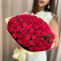 101 ярко-розовая роза в красивой упаковке