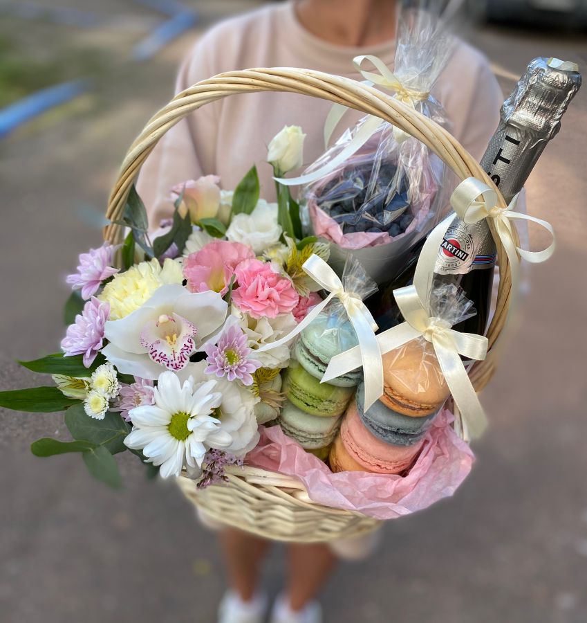 Подарочная корзина с цветами, макаронс и голубикой
