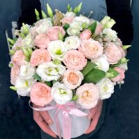 Цветы в коробочке с пионовидной розой и эустомой