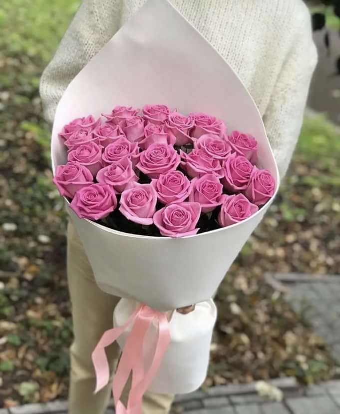 25 розовых роз в красивой упаковке