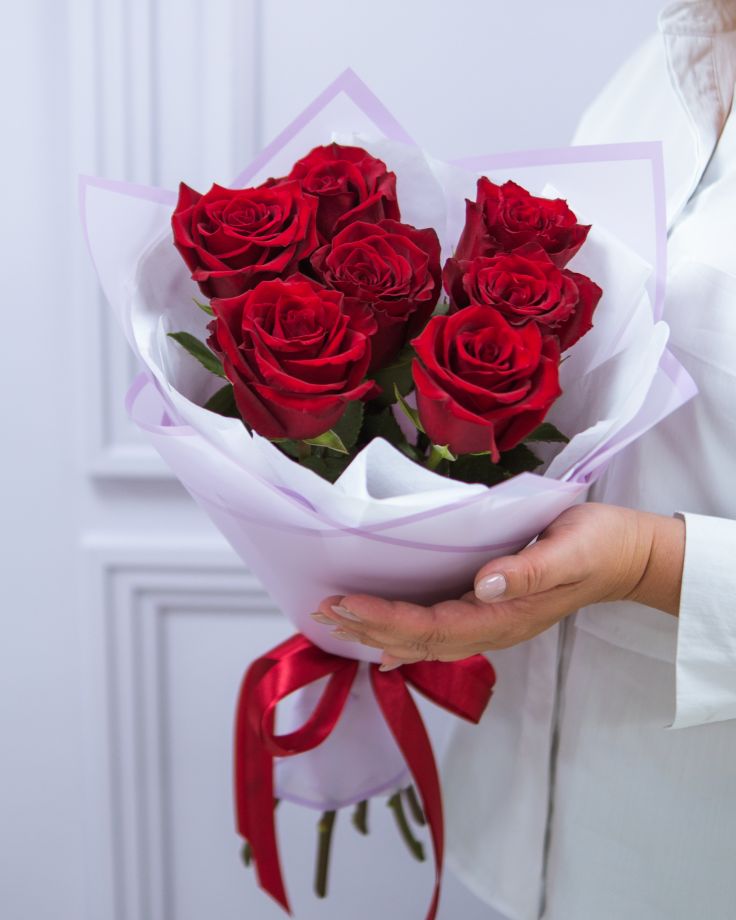 Букет из 7 красных роз "Комплимент любимой"