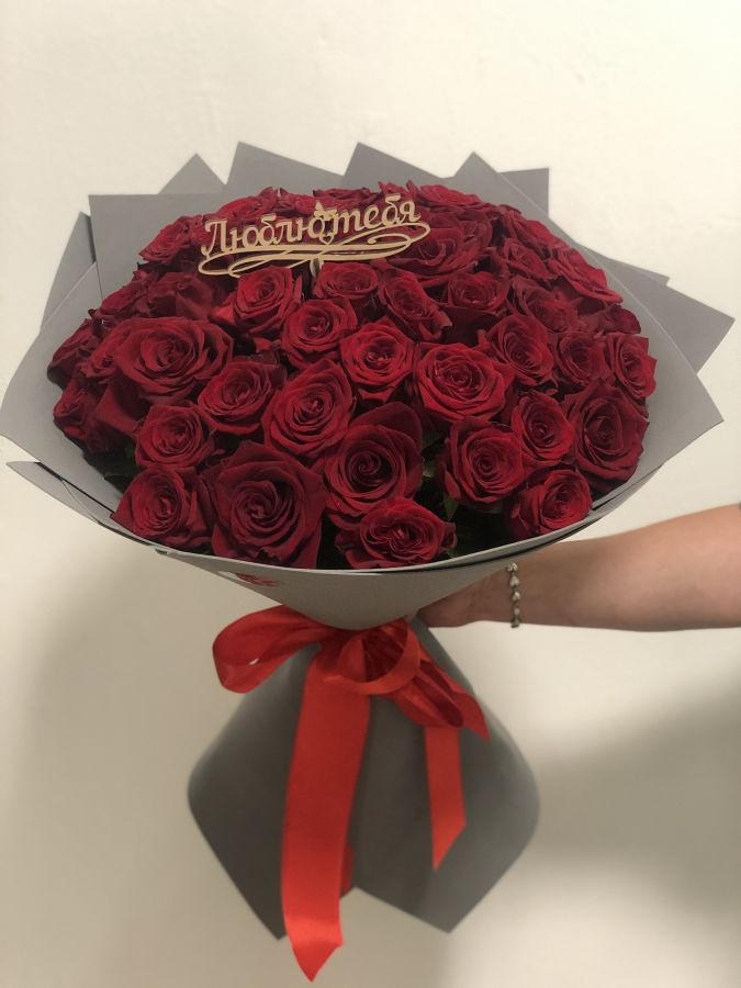 Букет из 51 красной розы  в упаковке с топпером