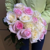 Белые и розовые розы 50 см