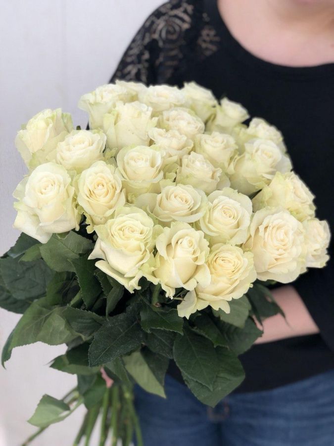 Белые розы 60 см сорта Мондиаль