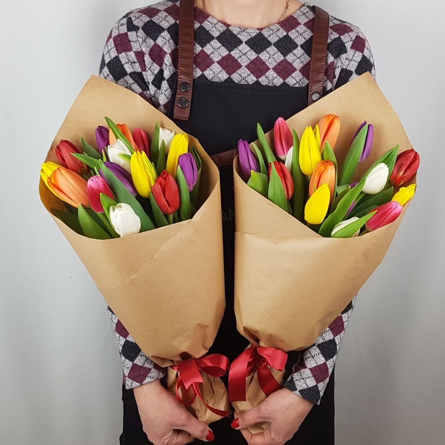 15 разноцветных тюльпанов в крафте
