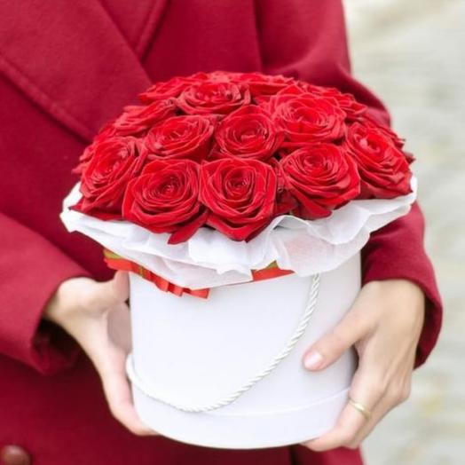 25 роз в шляпной коробке с топпером