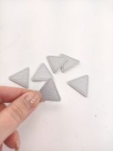 СЕРЕБРО Нашивки треугольные 28 мм (в упаковке 25 шт) (МР72)