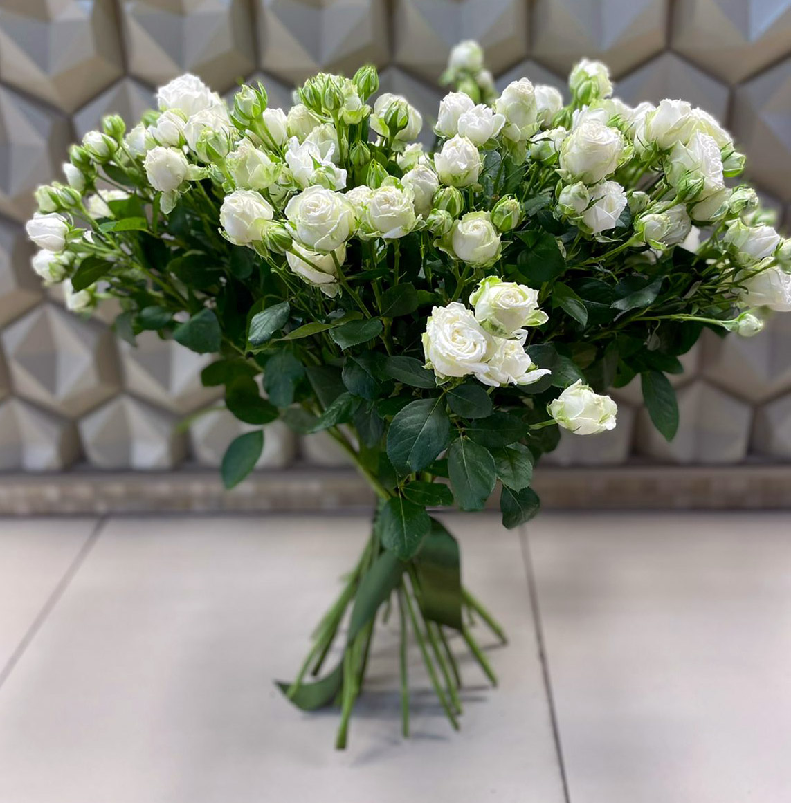 Букет из 25 кустовых роз белых