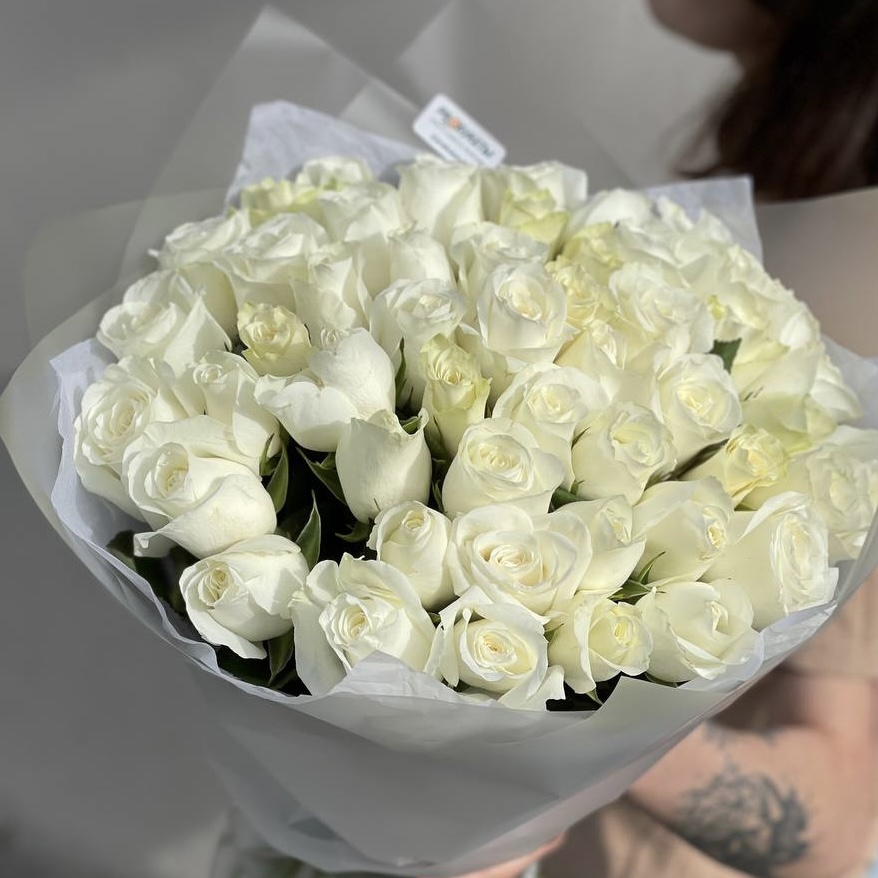 51 белая роза 40 см в оформлении