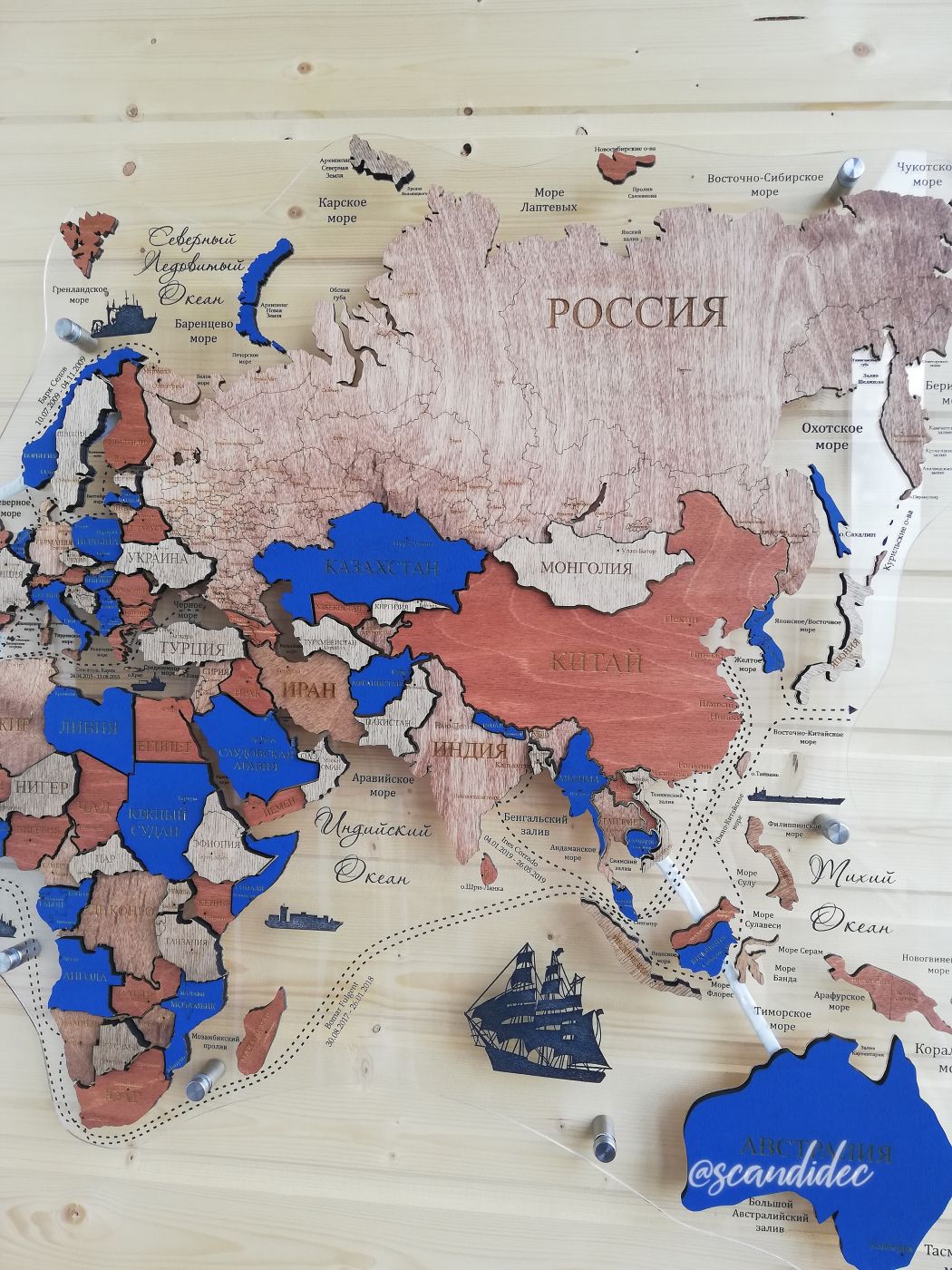 Цвет "Порту", Многоуровневая карта мира из дерева