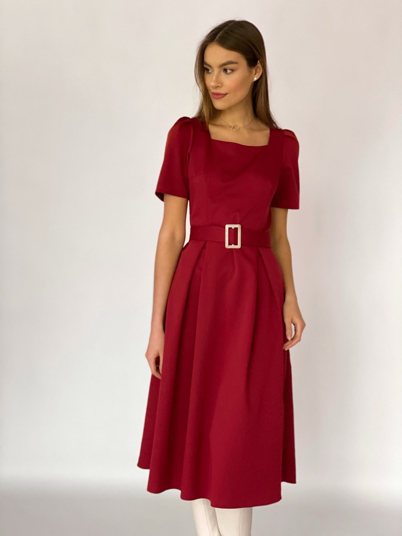 21402 Платье в стиле 60х с вырезом каре в цвете "красная груша"
