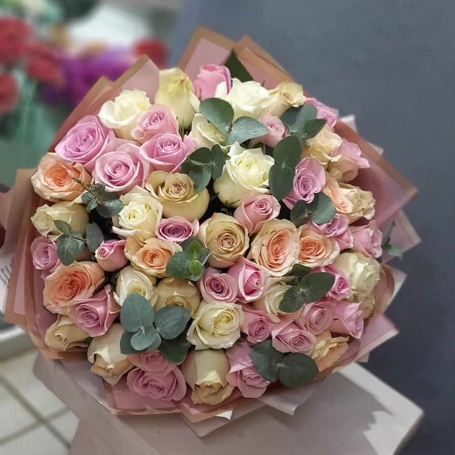 Букет из 51 розы нежных оттенков с ароматным эвкалиптом