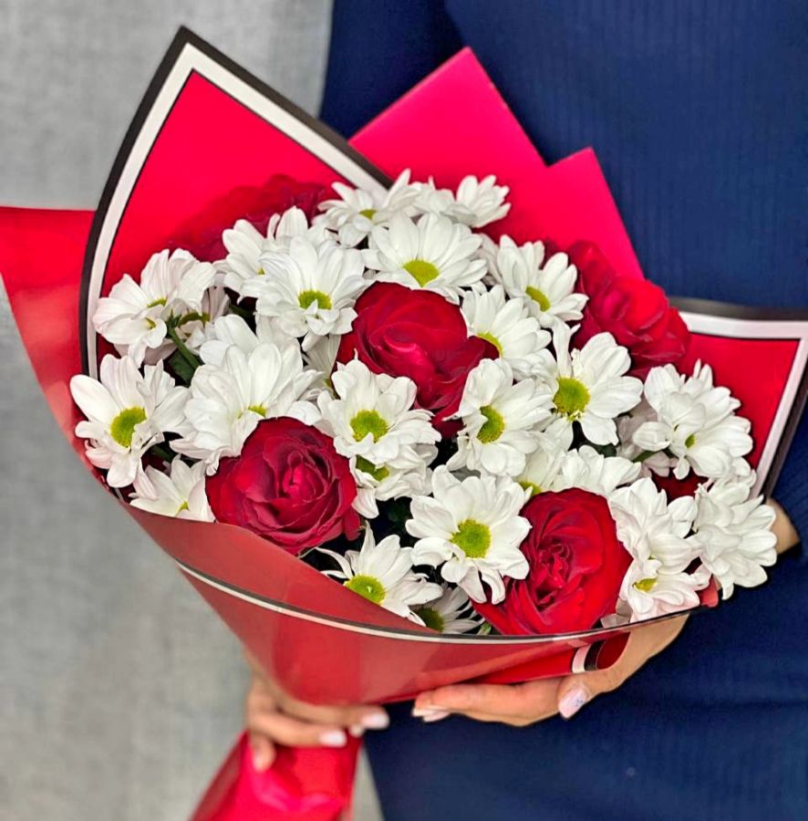 Букет из красных роз ,белых хризантем