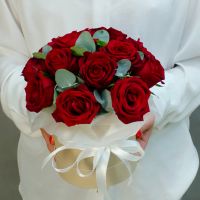 15 красных роз с эвкалиптом "Магия"
