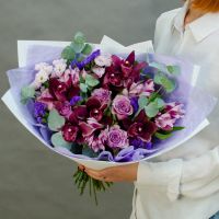 Букет с орхидеями и розами "Фиолетовый океан"