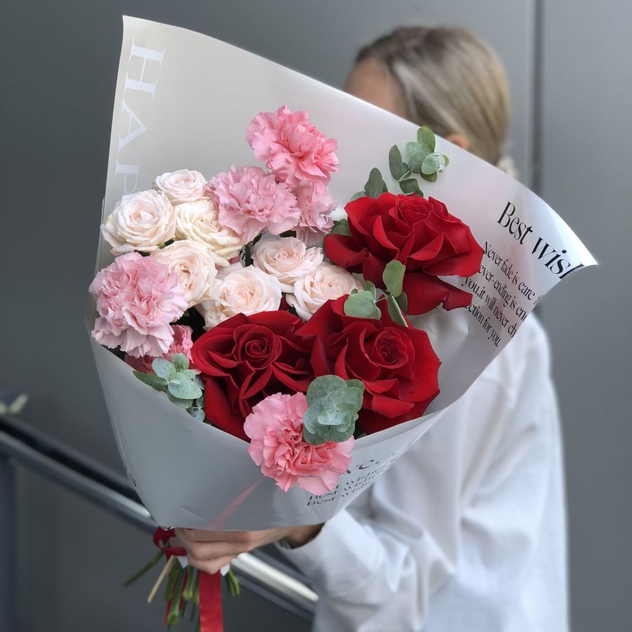 Сборный букет в розово-красной гамме с wow-розами