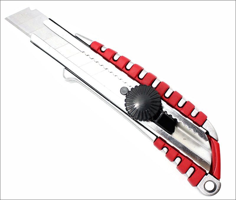 Нож металлический усиленный с сегментированным лезвием Мастер 18мм (круглый фиксатор)