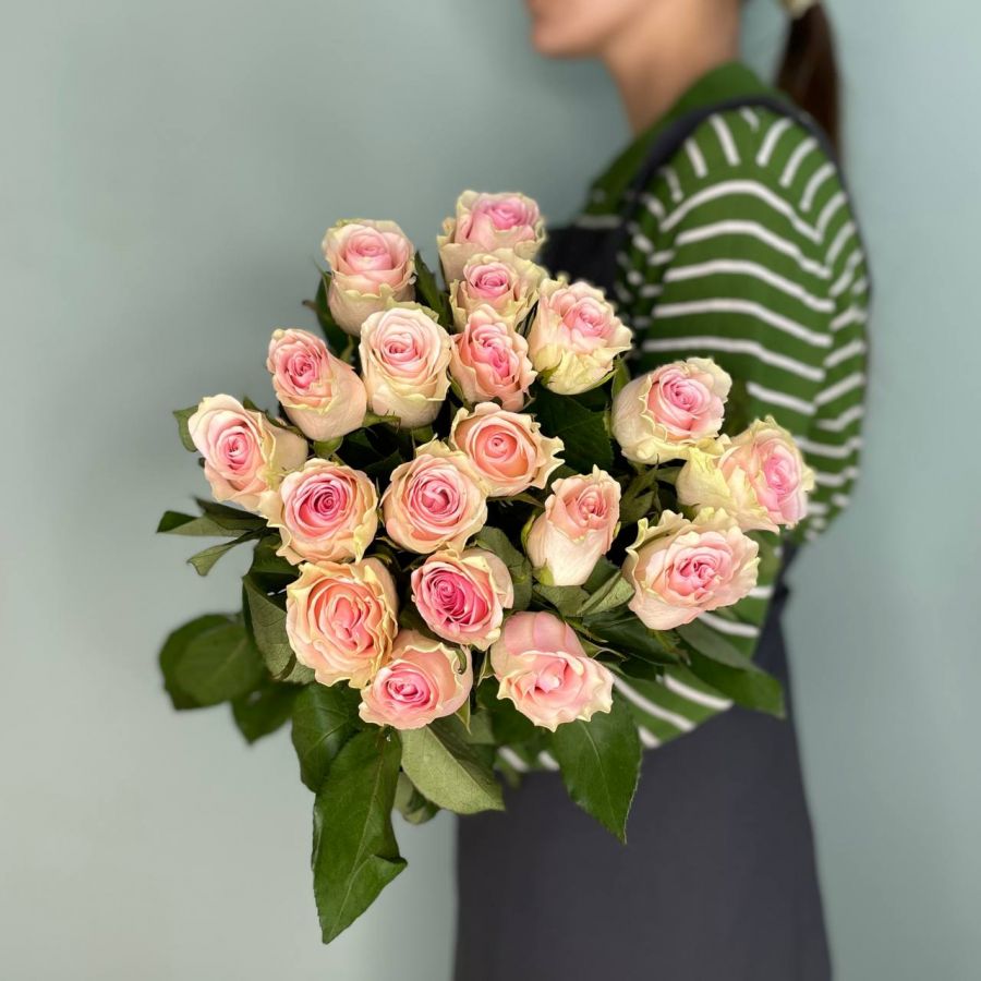 Нежно-розовые розы Кения (от 19шт)