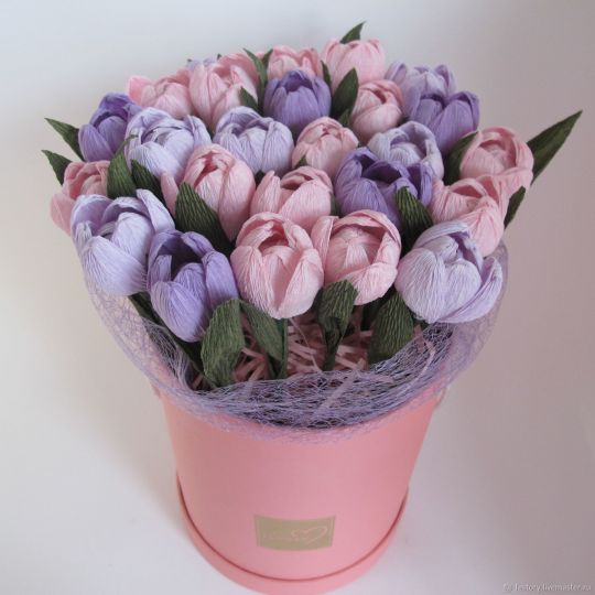 Букет тюльпанов с конфетами в шляпной коробке (27-29 штук)