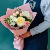 Нежный букет с пион. розой и кустовой хризантемой