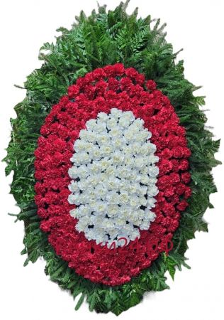 Фото Ритуальный венок из живых цветов #44 гвоздики белые, красные, натуральная хвоя, папоротник