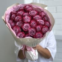 25 сиреневых роз в стильной упаковке