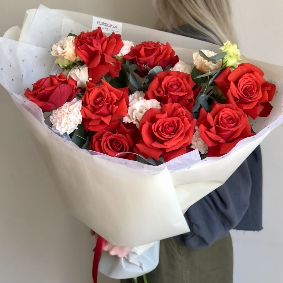 Красно-бежевый букет с французскими розами