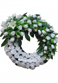 Фото Ритуальный венок Круг белый: розы,лилии.