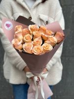 15 персиковых роз в упаковке