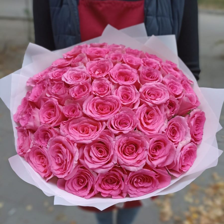 Розовые розы в красивой упаковке