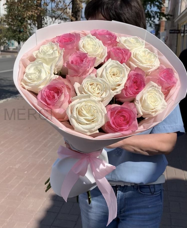 Букет из 17 роз микс белые и розовые Эквадор