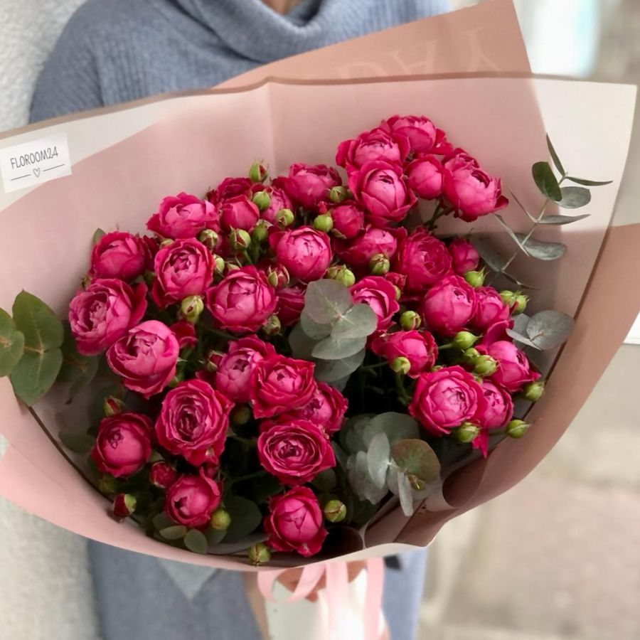 Ярко-розовые пионовидные розы №1