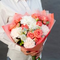 Букет с хризантемой и диантусами "Пастельные Романтики"