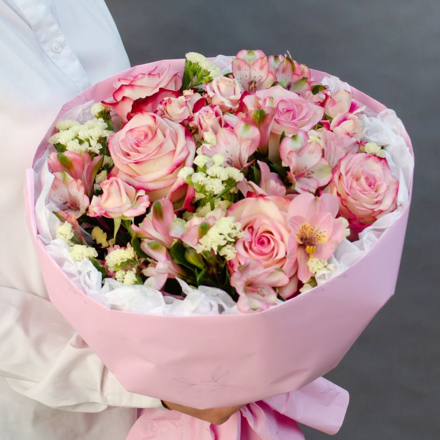 Букет с розами и альстромерией "Розовый Вихрь"