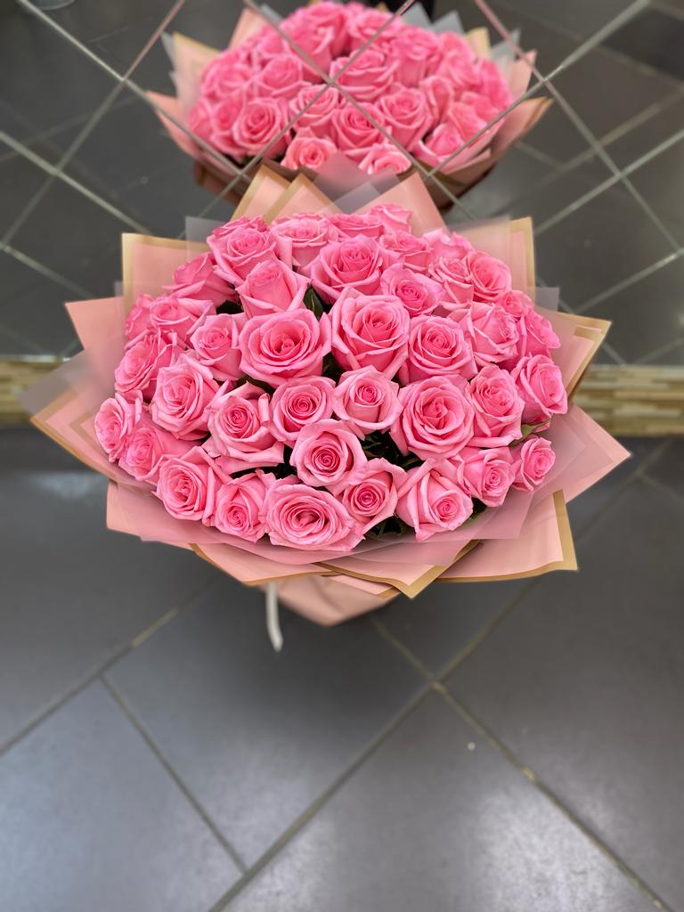 Букет из 41 розовых роз в упаковке
