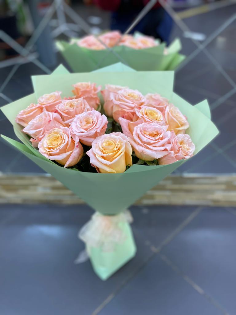 Букет из 15 желто-розовых роз в упаковке