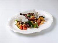 Салат с морепродуктами с щупальцами гигантского кальмара