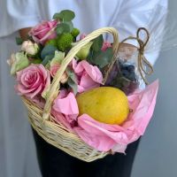 Подарочная корзина с цветами, манго и голубикой